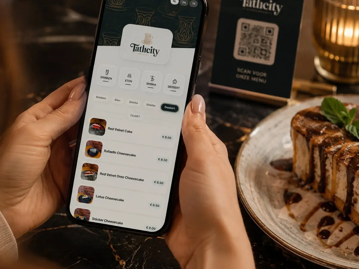 Gast bekijkt de mobiele MenuCode QR-menukaart op een telefoon